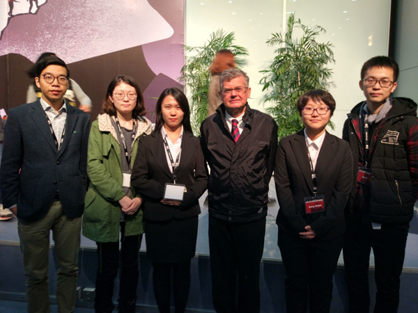 队员们决赛后与主审法官合影.jpg 队员们决赛后与主审法官合影.jpg