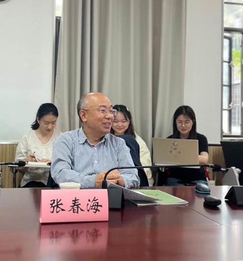 会议室里的人们描述已自动生成