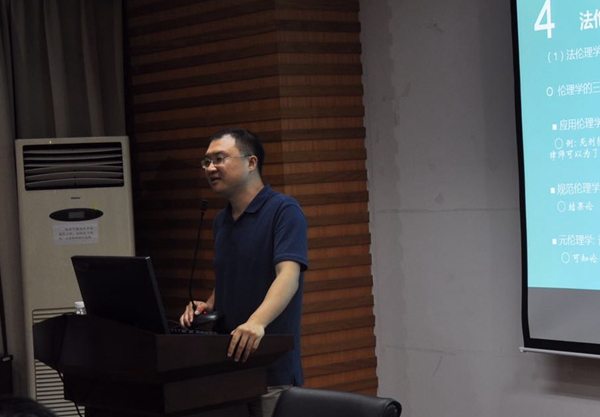 雷磊老师做报告.jpg 雷磊老师做报告.jpg