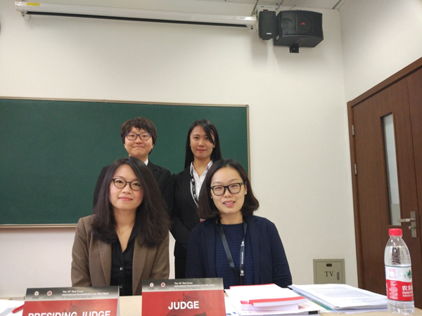 第二轮比赛后与法官合影.jpg 第二轮比赛后与法官合影.jpg